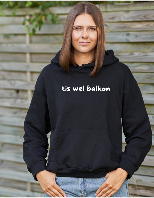 Zwarte hoodie met de West-Vlaamse tekst ‘Balkon’ in witte letters, gedragen als casual streetwear.
