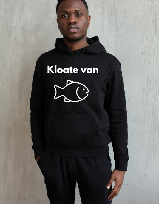 Zwarte hoodie met de tekst ‘Kloate van’ en een vis-illustratie, gedragen door een jonge vrouw.