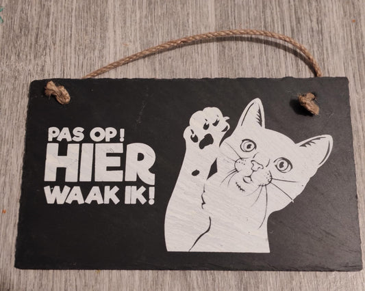 Zwart leisteen bordje met witte tekst Pas op! Hier waak ik! en kattenillustratie