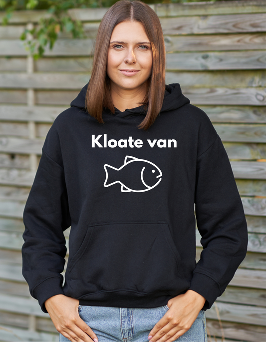 Zwarte hoodie met de West-Vlaamse tekst ‘Kloate van’ en een vis-illustratie, gedragen door een jonge vrouw.
