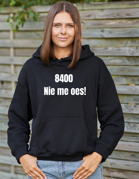Zwarte hoodie met witte tekstprint ‘Nie me Oes’, West-Vlaamse streetwear in minimalistische stijl.