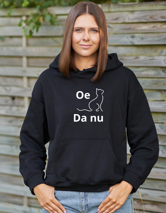 Zwarte hoodie met witte West-Vlaamse tekst ‘Oe kat da nu’, humoristische streetwear.
