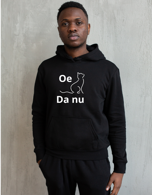 Zwarte hoodie met witte West-Vlaamse tekst ‘Oe kat da nu’, humoristische streetwear.