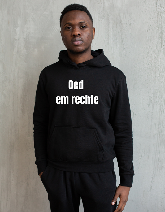 Zwarte hoodie met de West-Vlaamse tekst ‘Oedemrechte’ in witte letters, gedragen als casual streetwear.