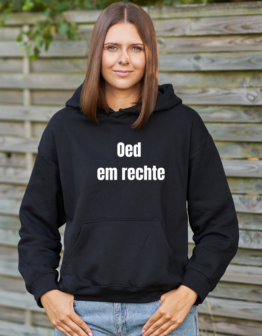 Zwarte hoodie met de West-Vlaamse tekst ‘Oedemrechte’ in witte letters, gedragen als casual streetwear.