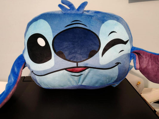 Zacht blauw Stitch pluche handwarmer kussen met lachend gezicht, grote ogen en lange oren.