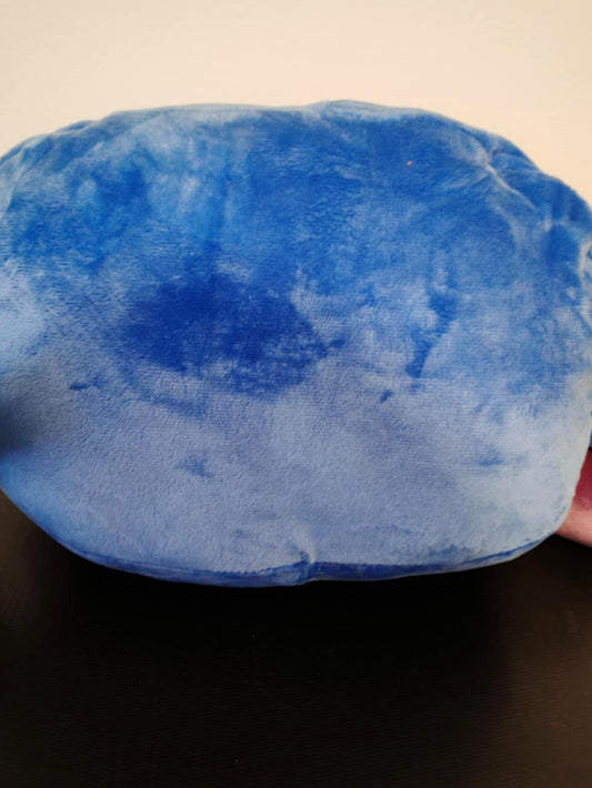 Onderkant van een blauw Stitch pluche handwarmer kussen, volledig in zachte pluche stof met zichtbare opening aan de zijkant.