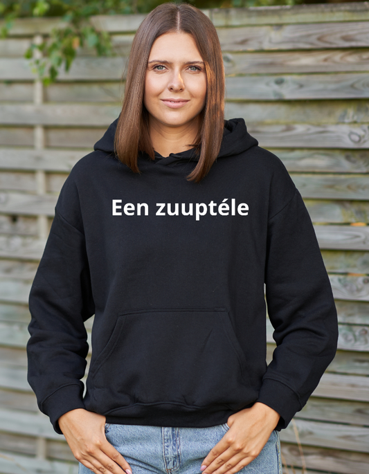 Zwarte dames hoodie met de West-Vlaamse tekst ‘Zuuptele’ in witte letters, gedragen als casual streetwear.