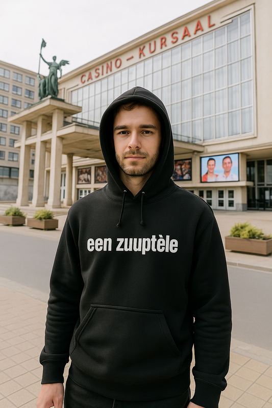 Zwarte heren hoodie met de West-Vlaamse tekst ‘Zuuptele’ in witte letters, gedragen als casual streetwear.