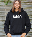 Zwarte hoodie met de witte opdruk ‘8400’, het postcode-nummer van Oostende, gedragen als casual streetwear.
