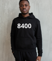 Zwarte hoodie met de witte opdruk ‘8400’, het postcode-nummer van Oostende, gedragen als casual streetwear.
