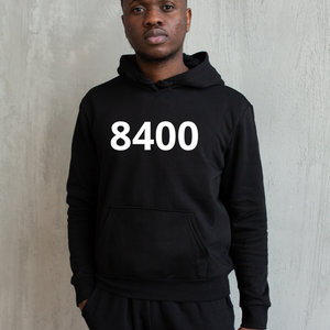 Zwarte hoodie met de witte opdruk ‘8400’, het postcode-nummer van Oostende, gedragen als casual streetwear.