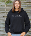 Zwarte hoodie met de West-Vlaamse tekst ‘Balkon’ in witte letters, gedragen als casual streetwear.