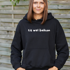 Zwarte hoodie met de West-Vlaamse tekst ‘Balkon’ in witte letters, gedragen als casual streetwear.