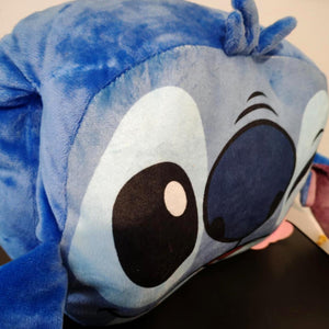 Zachte blauwe pluche knuffel in kussenvorm met grote zwarte ogen en uitstekende oren.