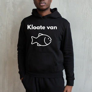 Zwarte hoodie met de tekst ‘Kloate van’ en een vis-illustratie, gedragen door een jonge vrouw.