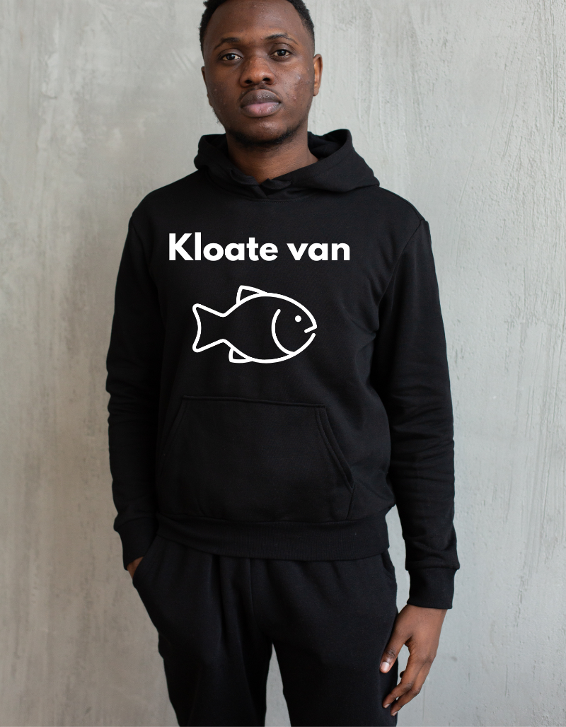 Zwarte hoodie met de tekst ‘Kloate van’ en een vis-illustratie, gedragen door een jonge vrouw.