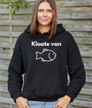 Zwarte hoodie met de West-Vlaamse tekst ‘Kloate van’ en een vis-illustratie, gedragen door een jonge vrouw.