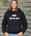 Zwarte hoodie met witte tekstprint ‘Nie me Oes’, West-Vlaamse streetwear in minimalistische stijl.