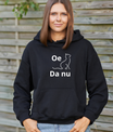 Zwarte hoodie met witte West-Vlaamse tekst ‘Oe kat da nu’, humoristische streetwear.