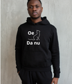 Zwarte hoodie met witte West-Vlaamse tekst ‘Oe kat da nu’, humoristische streetwear.