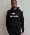 Zwarte hoodie met de West-Vlaamse tekst ‘Oedemrechte’ in witte letters, gedragen als casual streetwear.