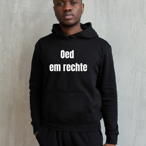 Zwarte hoodie met de West-Vlaamse tekst ‘Oedemrechte’ in witte letters, gedragen als casual streetwear.