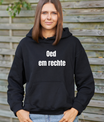 Zwarte hoodie met de West-Vlaamse tekst ‘Oedemrechte’ in witte letters, gedragen als casual streetwear.