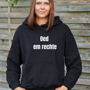 Zwarte hoodie met de West-Vlaamse tekst ‘Oedemrechte’ in witte letters, gedragen als casual streetwear.