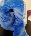 Zijkant van een blauw Stitch pluche handwarmer kussen met zachte oren en opening voor de handen.