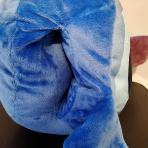 Zijkant van een blauw Stitch pluche handwarmer kussen met zachte oren en opening voor de handen.