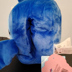 Achteraanzicht van een blauw Stitch pluche handwarmer kussen met openingen om handen warm te houden.
