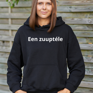 Zwarte dames hoodie met de West-Vlaamse tekst ‘Zuuptele’ in witte letters, gedragen als casual streetwear.
