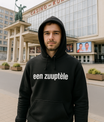 Zwarte heren hoodie met de West-Vlaamse tekst ‘Zuuptele’ in witte letters, gedragen als casual streetwear.