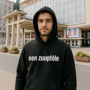 Zwarte heren hoodie met de West-Vlaamse tekst ‘Zuuptele’ in witte letters, gedragen als casual streetwear.