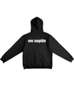 Zwarte hoodie met de West-Vlaamse tekst ‘Zuuptele’ in grote witte letters, gedragen als casual streetwear.