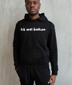Zwarte hoodie met de West-Vlaamse tekst ‘Balkon’ in witte letters, gedragen als casual streetwear.